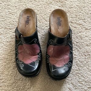 Indigo by Clark black clogs size 7.